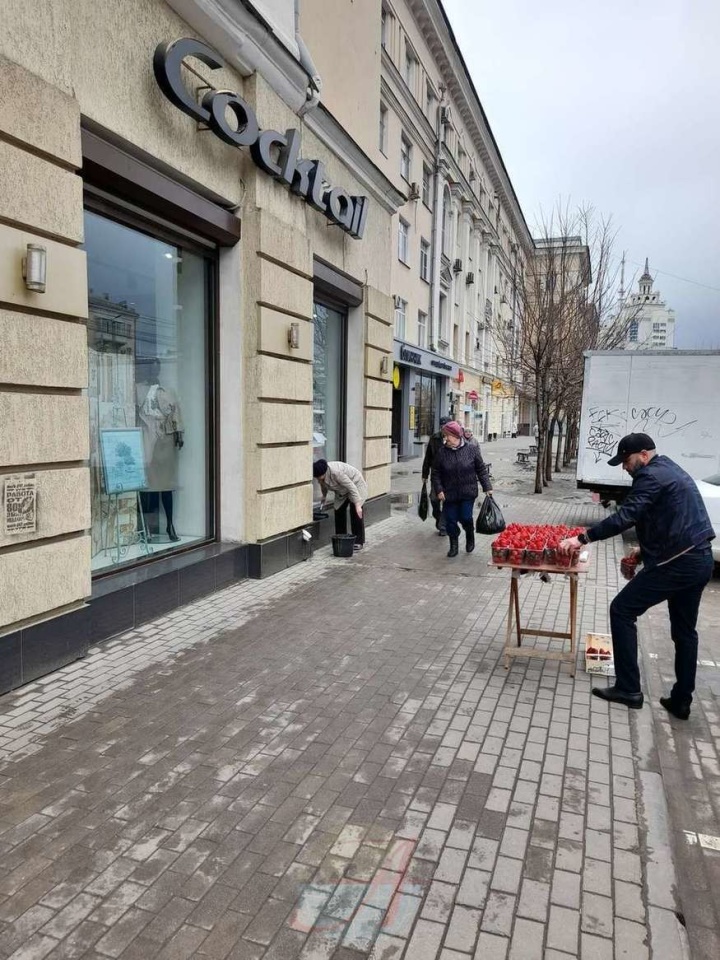 Предлагается к покупке небольшой коммерческое помещение под магазин. Центр города. Напротив Галереи Чижова. Рядом остановка транспорта. Удобный подъезд, парковка. Очень большой трафик. Имеется арендатор на договоре арендный бизнес. Просмотр по предварительной договоренности.