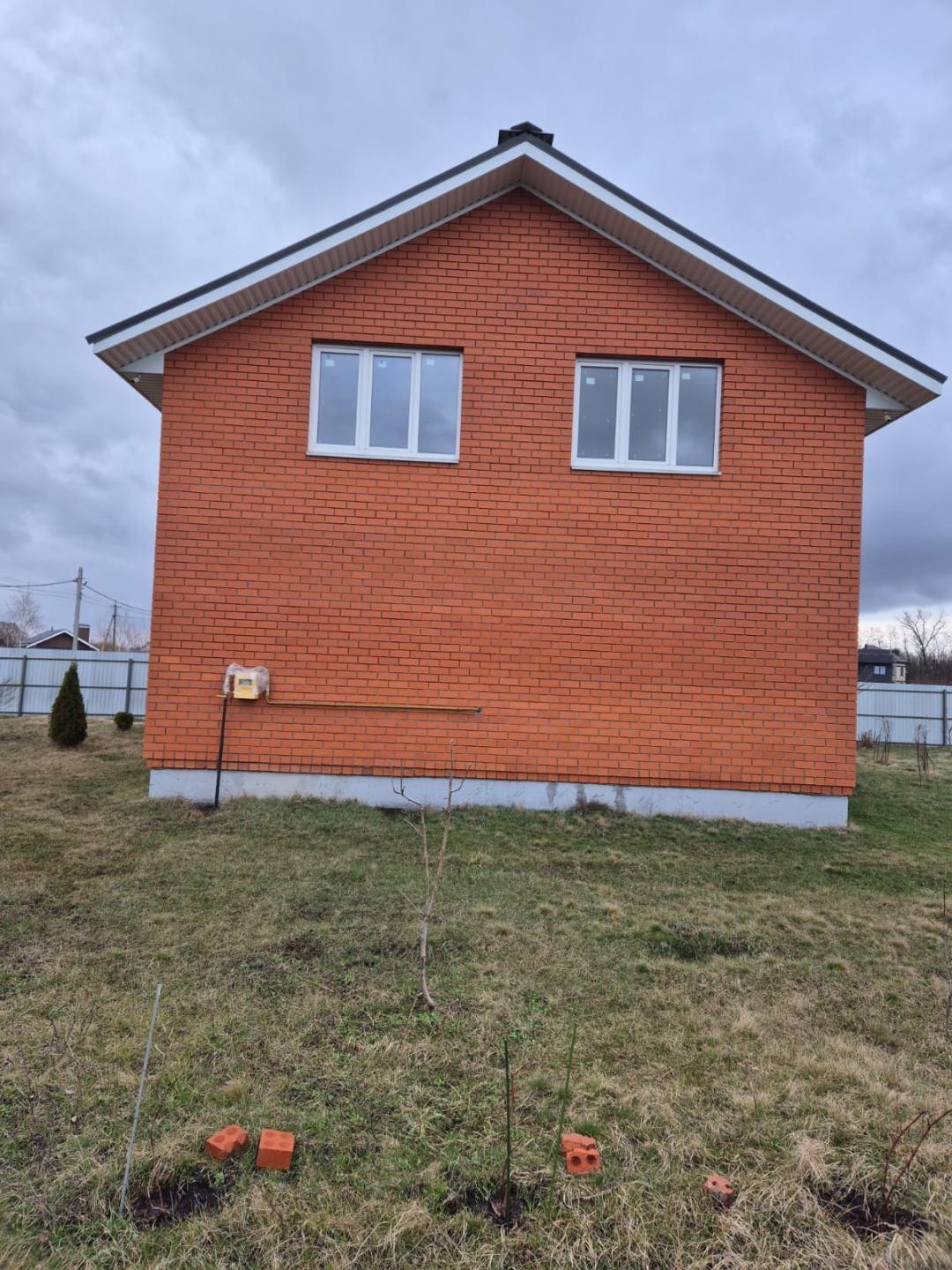Продаю кирпичный двухэтажный дом в Новой Усмани 146,2 кв м с черновой отделкой. Две комнаты и кухня на первом этаже, и три комнаты на втором.
Газ,электричество и вода заведены в дом. Имеется разводка электричества по дому. Дом полностью сложен из кирпича.
Дом расположен на ровном участке 12с 
К учас