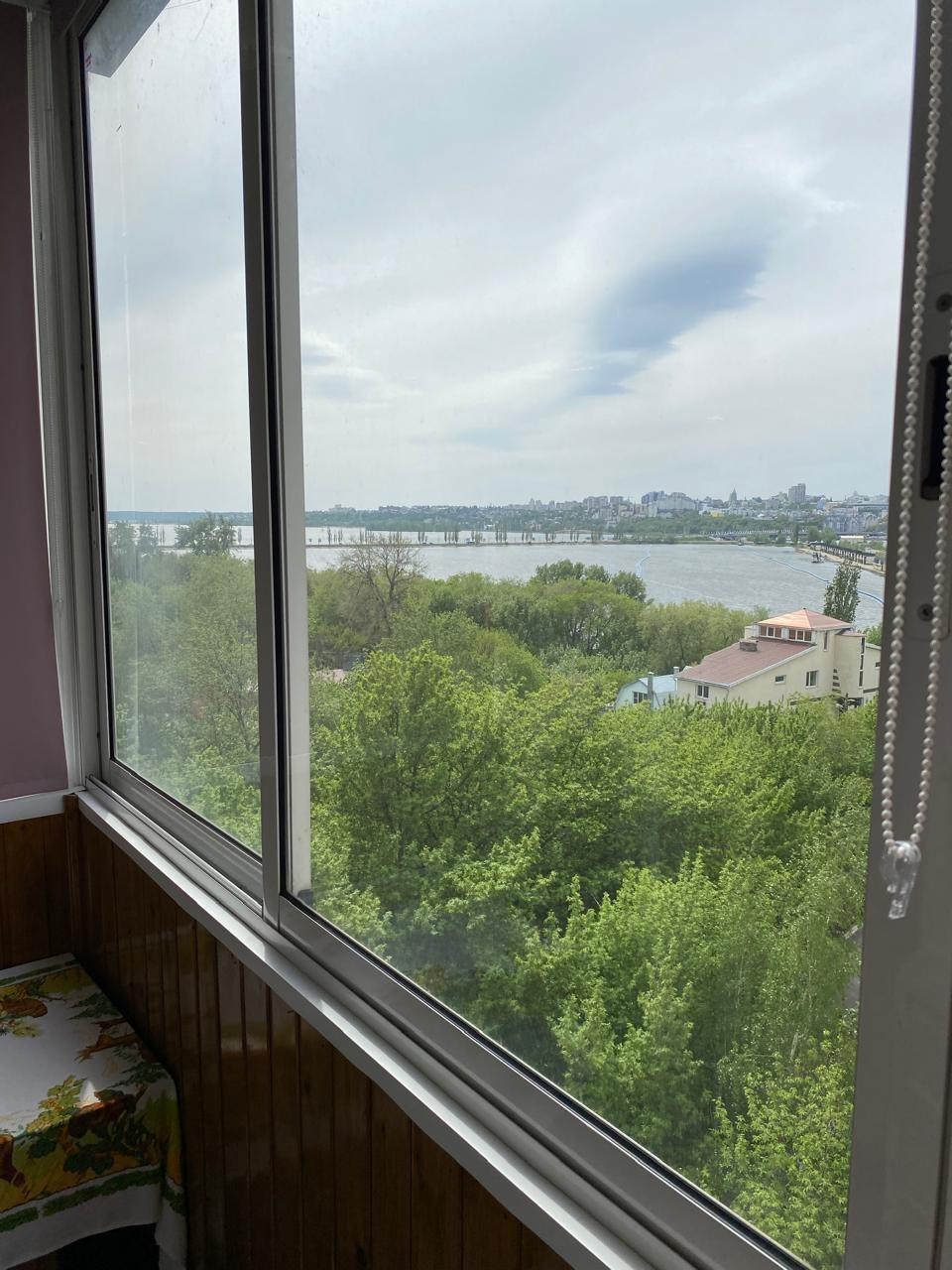 Продаю уютную квартиру, не требующую ремонта - сделан недавно и качественно. Частично остается мебель: вместительный шкаф в зале, вся мебель в спальне, прихожая, кухонный гарнитур.
В доме произведена замена лифтов. Благоустроенный двор. 
Рядом с домом все необходимое для комфортного проживания: детс