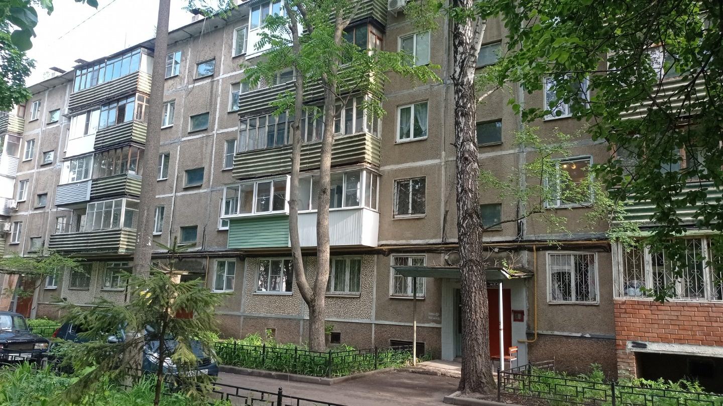 Продается 2х комнатная квартира по цене однокомнатной!!!  Идеально подойдет как для молодой семьи, так и для сдачи в аренду!
Комнаты изолированные,  сан.узлы раздельные, имеется вместительная кладовка, застеклённый балкон с видом во двор. Квартира чистая, без посторонних запахов.
Проблем с крышей не