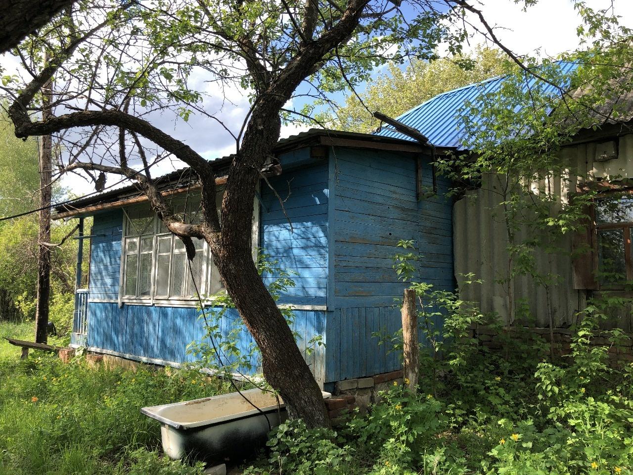 Продается часть деревянного дубового дома на земельном участке 15соток. В доме две комнаты,веранда,новая крыша.Имеется гараж и сарай. В ближайшее время предполагается проведение газа. Под`езд до участка-хорошо укатанная грунтовка. Участок огорожен. Прекрасное место для пчеловодства,садоводства,огоро