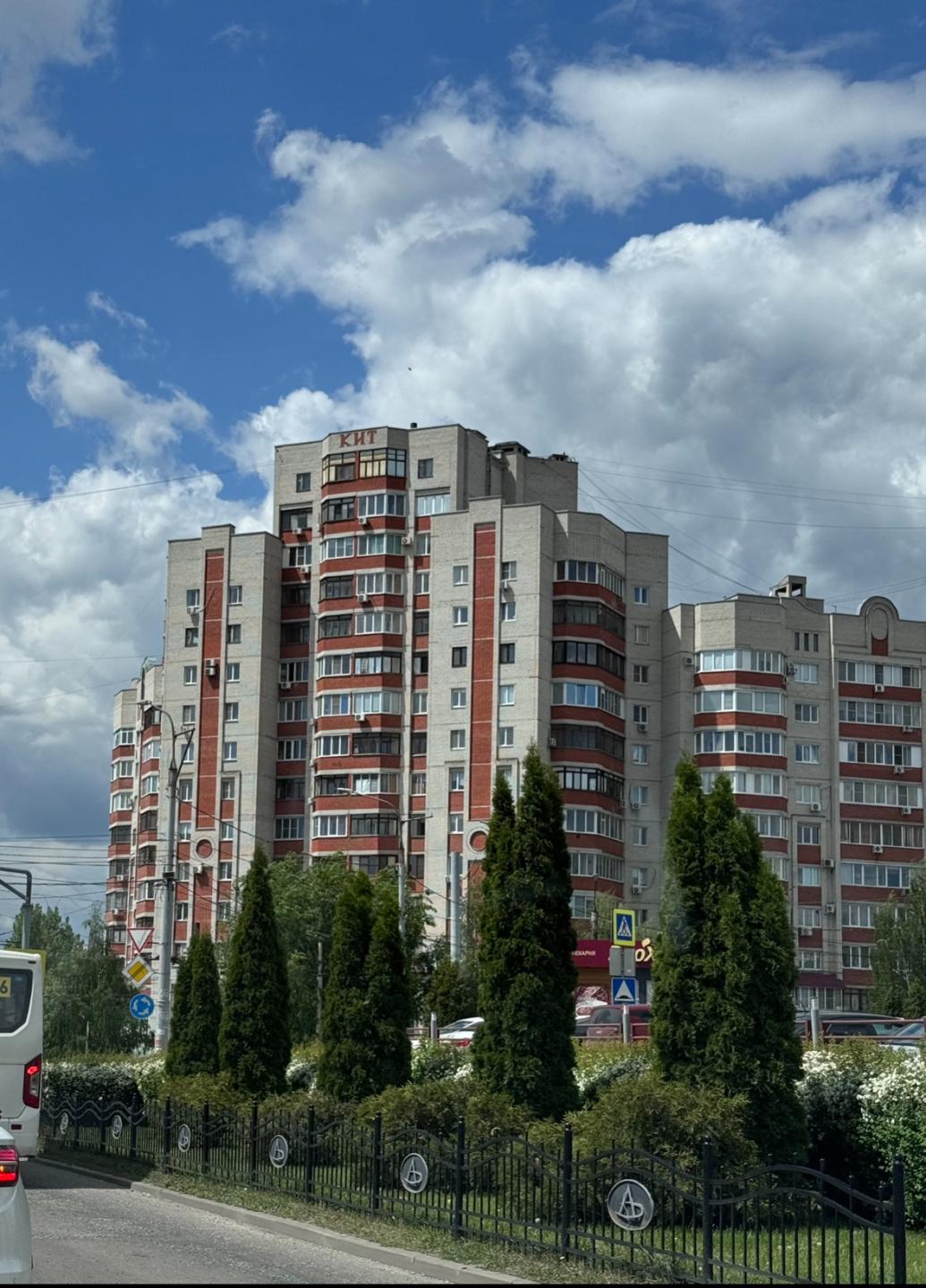 Просторная квартира общ.площадью  74,7 м² с толстыми стенами и высокими потолками в самом центре Северного района!

Кирпичный дом 2005г. п. с отличной шумоизоляцией!!! (толщина стен 90см, высота потолков 2.7 м , застройщик «Кит»). 
Таких сейчас не строят!

Удобная, редкая планировка: 
- гостиная 22.