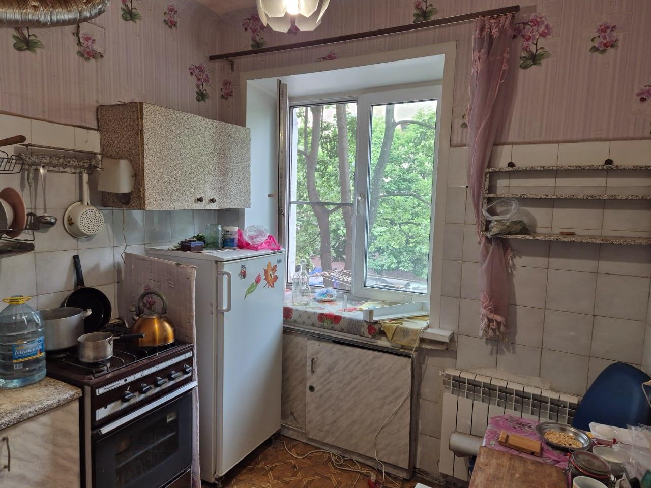 Продаю двухкомнатную сталинку в элитном районе города по адресу: Депутатская 21. Кирпичный дом и трехметровые потолки обеспечивают прохладу в жаркий день, тепло зимой и комфортное пространство для проживания. В квартире новые биметалические радиаторы, новые трубы и пластиковые окна. Квартира располо