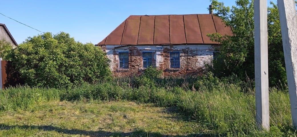 Продаю дом  55,6 метров   на участке 50 соток. Дом жилой, но требуется ремонт. Свет в доме, начаты  работы по замене электропроводки.  Газ подведен к дому, но не заведен. Есть погреб. Во дворе колодец, сарай.
Расстояние от Воронежа 50 км по Тамбовской трассе, асфальт до дома. Подьезд в любую погоду 