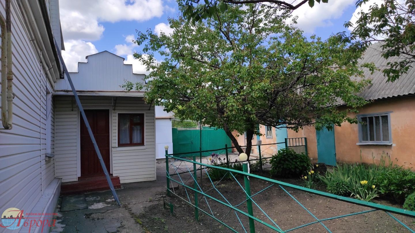 Продаётся уютный дом с просторным участком в живописном и развитом селе Гремячье — всего 25 минут от Воронежа, по отличной дороге! Ходит общественный транспорт, удобная локация для круглогодичного проживания.

Два входа — удобно для большой семьи или разделения на две зоны
Два въезда на участок — дл
