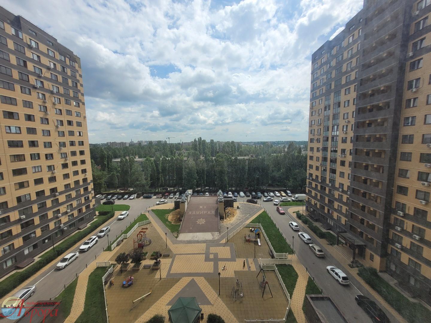 Продаю уютную, светлую 1-ую студию в ЖК Адмирал. Удобное расположение на этаже, с видом на центральную площадку. Качественная предчистовая отделка, с ровной стяжкой и штукатуркой. Качественная входная дверь. Собственная закрытая территория и подземный паркинг, охрана и видеонаблюдение. В собственнос