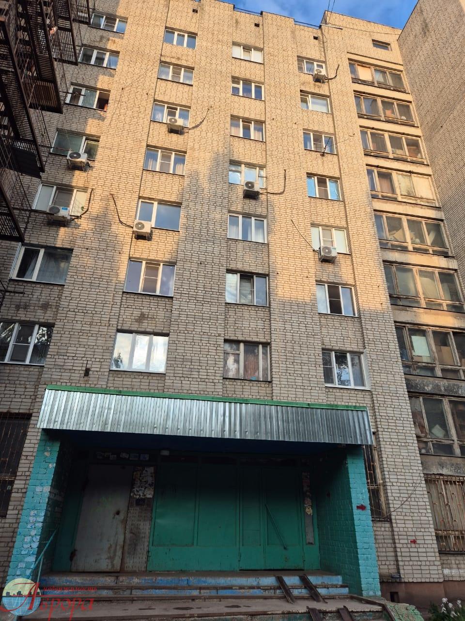 Продаю отличную комнату в современном 9-этажном общежитии блочного типа. Состояние комнаты отличное и подведена вода (есть раковина и возможность подключения стиральной машины). 
Дом находится в районе с развитой инфраструктурой. Остановка транспорта в пяти минутах ходьбы.