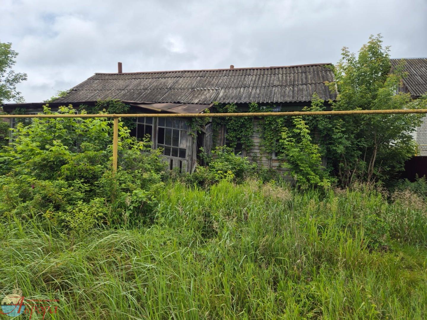 Продаю ровный участок с ветхим строением в Графском в частном секторе. По улице газ, свет, вода. Жилой квартал окружен лесом.