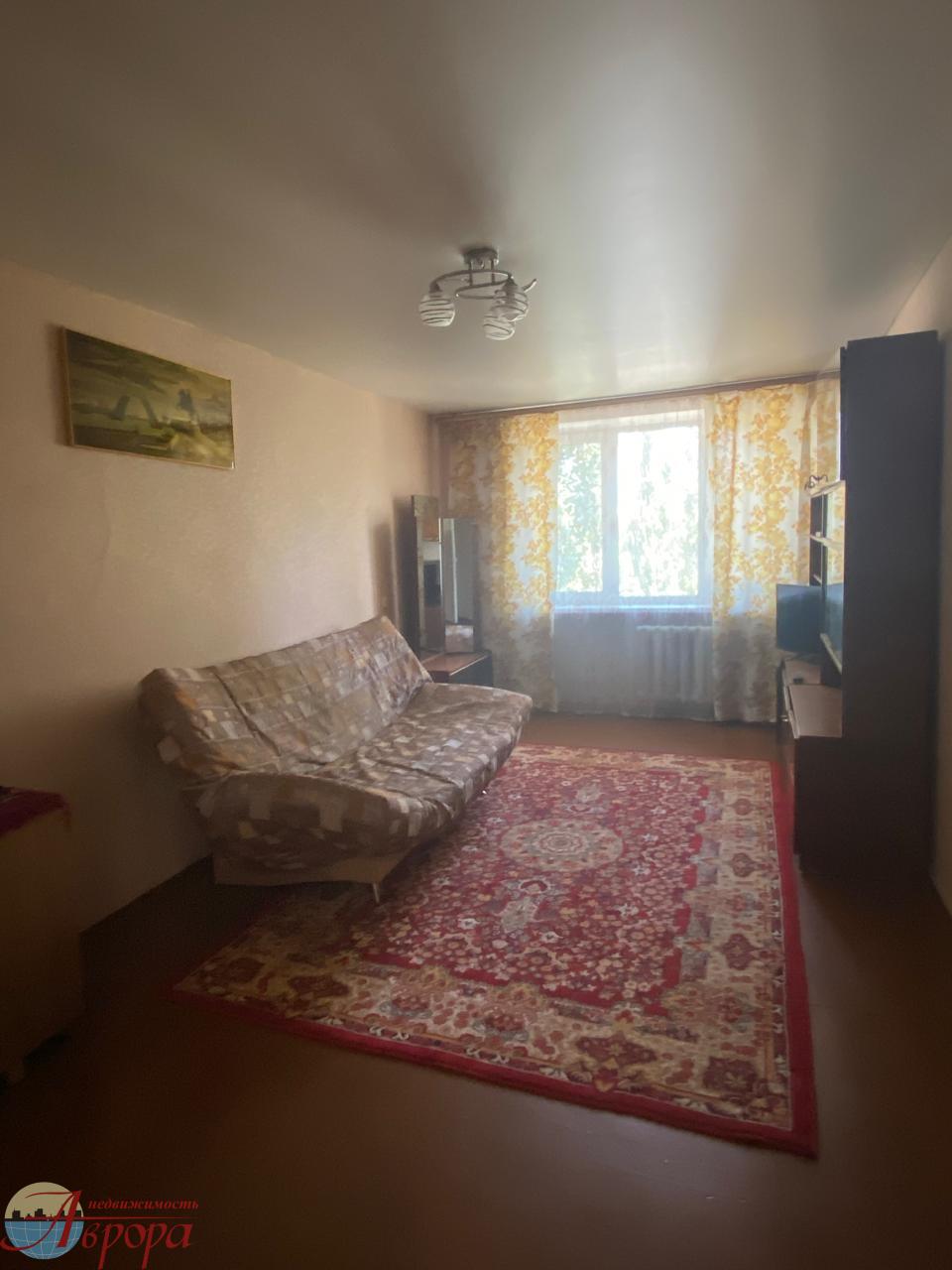 Продаю уютную квартиру с хорошей планировкой. Комнаты изолированные, окна выходят на две стороны, выход застекленный балкон из спальни.
Две маленьких кладовки и одна большая: если объединить, то получится хорошая гардеробная.
Санузел раздельный, выложен плиткой.
В квартире остается мебель и холодиль