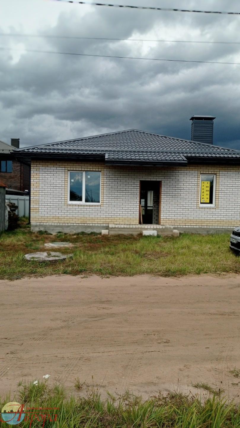 Продается дом в Медовке общей площадью 94 кв.м. на участке 5 соток, в коттеджном поселке 
«Изумрудный». Закрытая территория посёлка, въезд через кпп.
Коммунальные 1500 рублей / месяц (вывоз мусора, расчистка улиц от снега, охрана, освещение). В доме 2  раздельные комнаты(15 и 15,6 кв.м.), кухни-гост