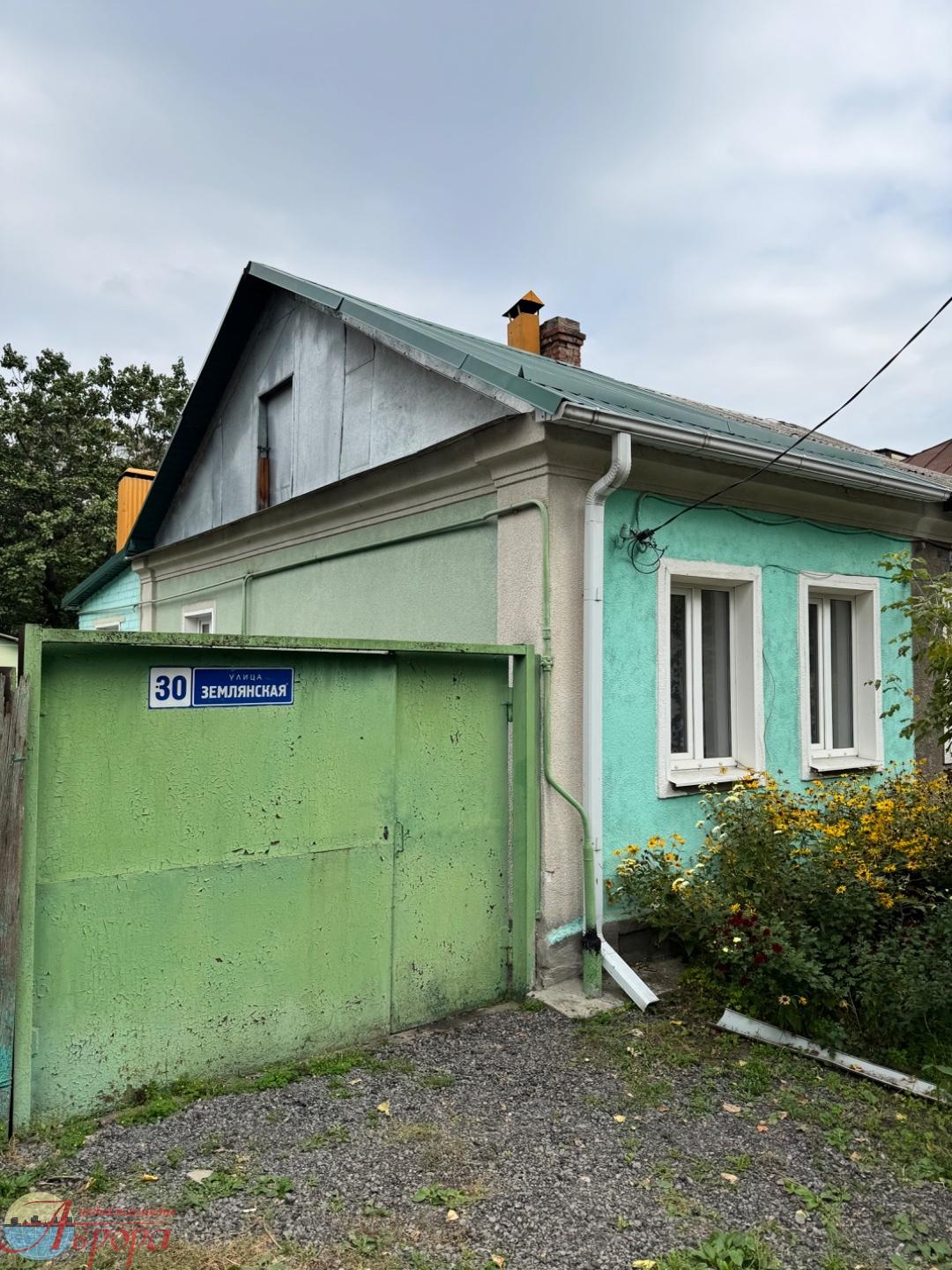 Продаю часть дома площадью 36м² на участке 3,78сот. 
- две комнаты 10.2м² проходная и 14.2м²
- кухня 8.7м²
- сан. узел в доме
Коммуникации центральные: свет, вода, канализация. Отопление АОГВ.
Дом кирпичный.Крышу перекрыли 2019г. 
Окна пластиковые. 

Состояние жилое.

На территории есть гараж. Также