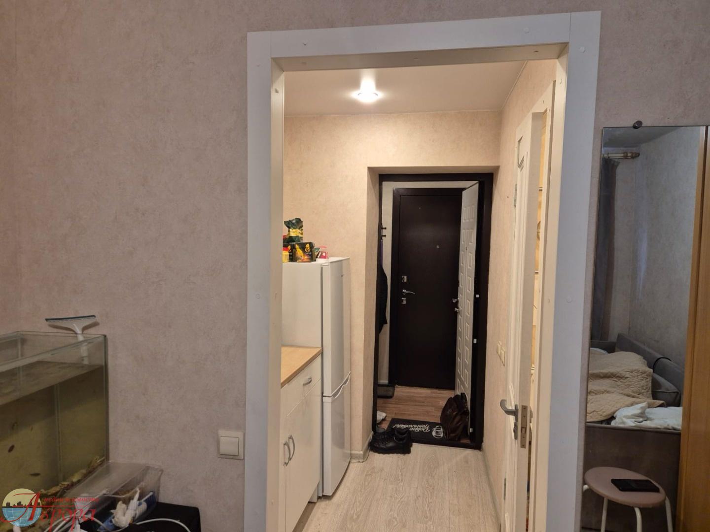 Продаю комнату в коммунальной квартире в отличном состоянии с СОБСТВЕННЫМ совмещенным САНУЗЛОМ (ванна + туалет). В комнате выделена кухонная зона. Комната угловая, но очень теплая и светлая. В квартире 5 комнат. Дом расположен в районе с развитой инфраструктурой, двор чистый и ухоженный