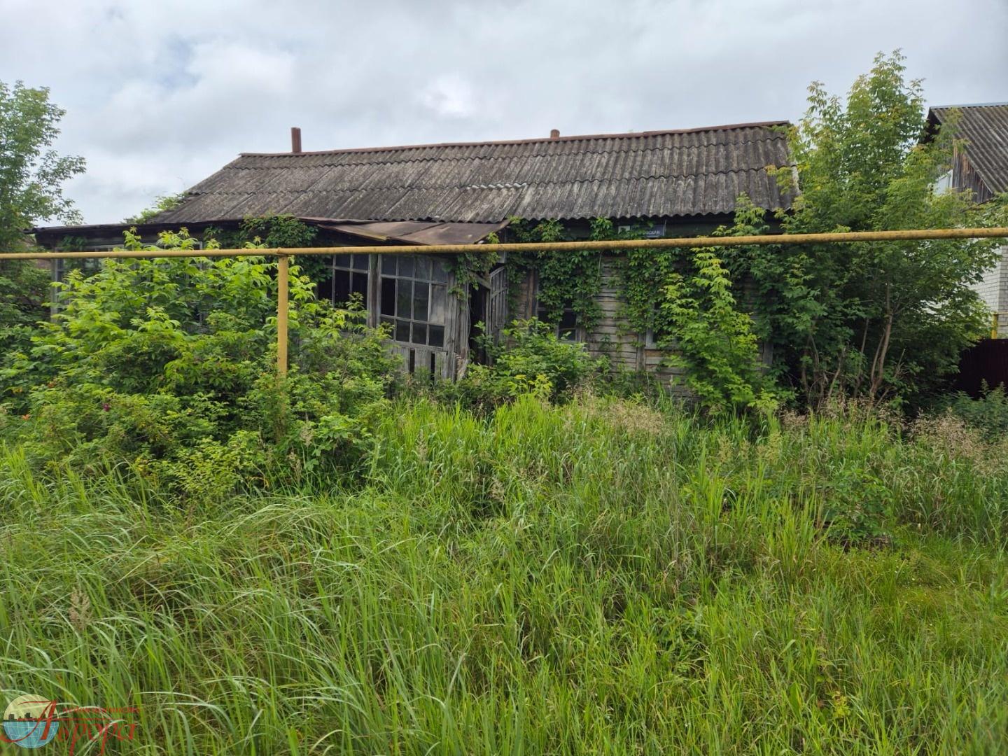 Продаю ветхий дом на ровном участке в Графском в частном секторе. Идет переоформление земли до 7,5 с. По улице газ, свет, вода. Жилой квартал окружен лесом.