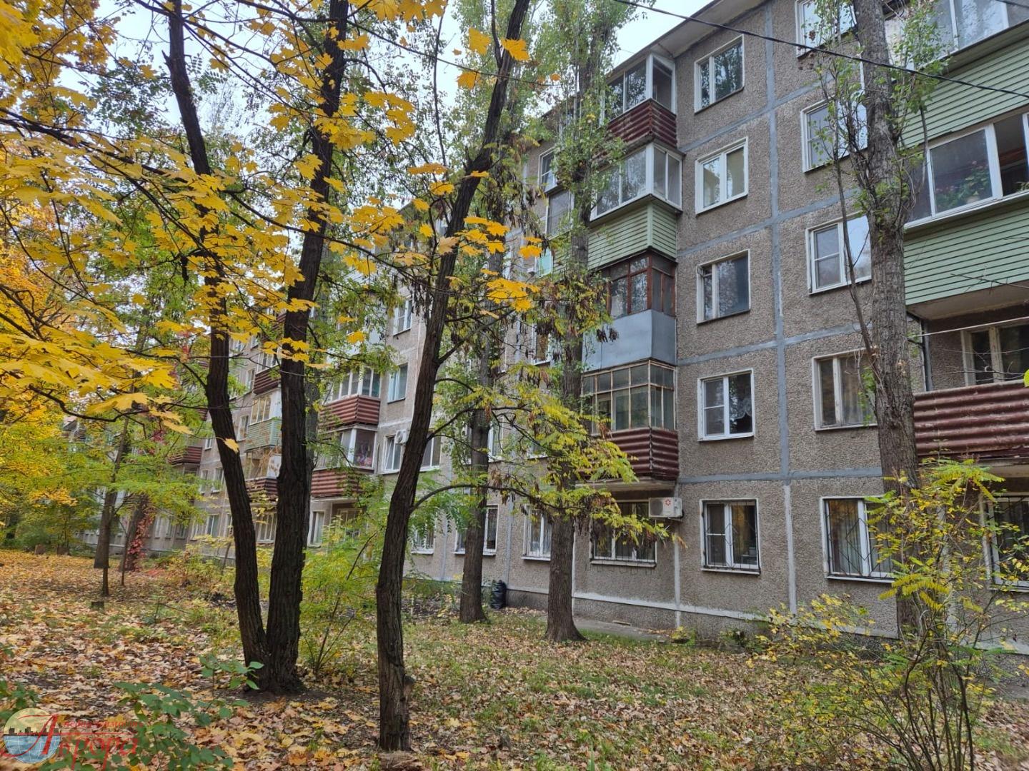 Продаю трехкомнатную брежневку с предчистовым ремонтом. На полу стяжка и наливной пол. Стены оштукатурены и подготовлены под поклейку обоев. Квартира угловая, но очень теплая и светлая. Три изолированные комнаты. 
Дом расположен в микрорайоне, соединяющем в себе развитую инфраструктуру и тишину. Чис