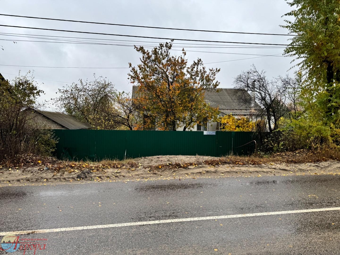 Продаю участок 8.48 сот правильной прямоугольной формы без уклона. На участке ест дом. 
Коммуникации: свет, вода центральная, газ, сливная яма.
Взрослые собственники. 
Без долгов и обременений