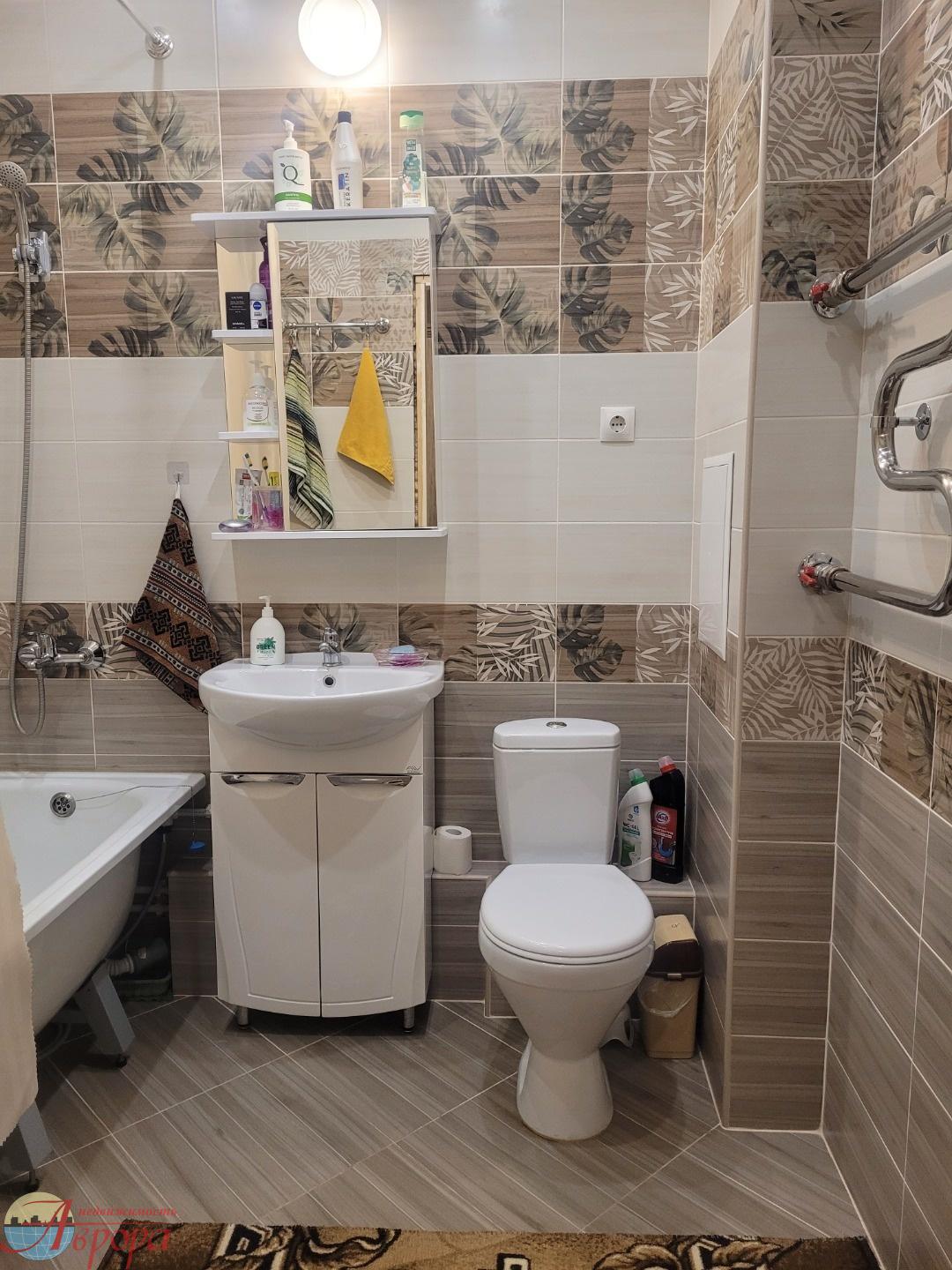 Продаю 1-ую квартиру  в ЖК шестое чувство, в тихом спальном районе города с развитой инфраструктурой. Квартира привлекает к себе внимание в первую очередь просторной кухней, в которой  остается в подарок кухонный гарнитур. Так же шикарный вид из окон делает квартиру  эксклюзивной. Сан узел отделан к