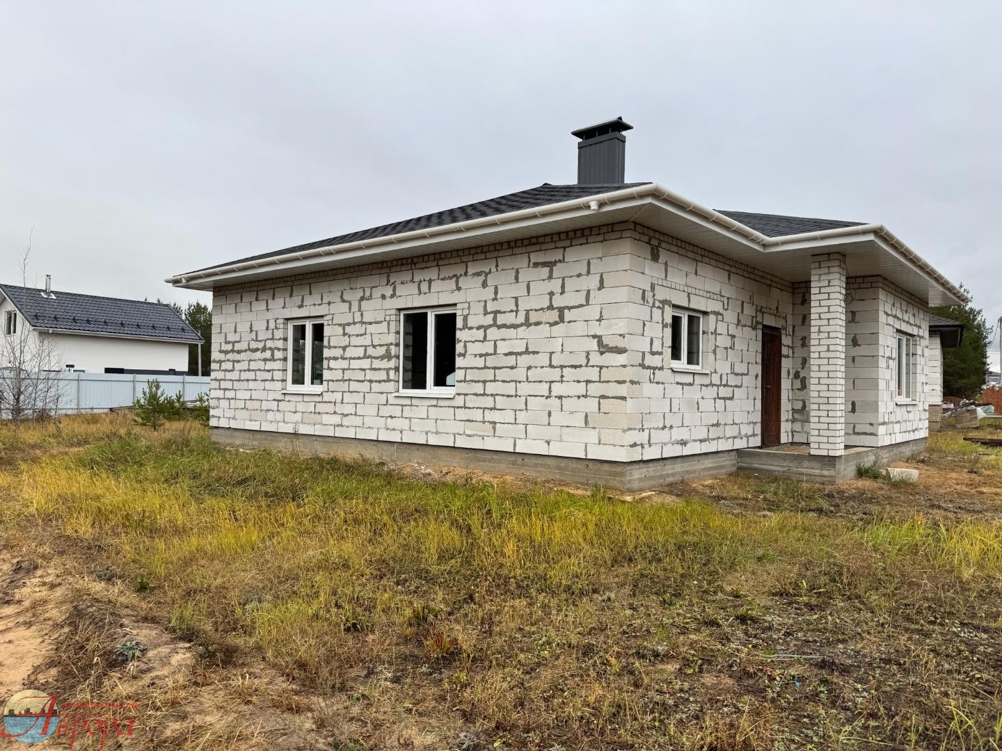 Продаю дом 100.7м² на угловом участке 6 соток.

Дом построениз качественных материалов:
> Стены из газосиликатных блоков толщиной 400 мм избавит вас от необходимости дополнительно утеплять дом. 
> Высококачественные окна с энергосбережением обеспечат тепло и комфорт круглый год.
> Мягкая кровля с хо