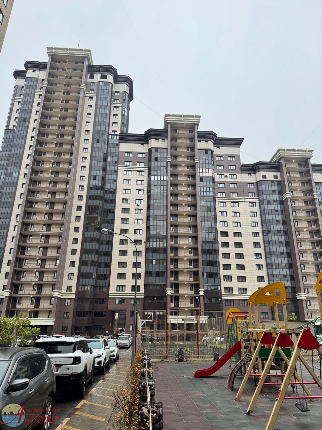 Продаю крупногабаритную 1к квартиру с большой кухней 11м² и комнатой 22м² в ЖК «Московский квартал». 
- Все окна во двор!
- Холл 5.9м² 
- Светлая комната 22м²
- Просторный сан.уз. 6.9м²
- Кухня 11м² с выходом на  лоджию
- Эффект теплых полов в прихожей и комнате.

Не угловая , не торцевая.

В кварти