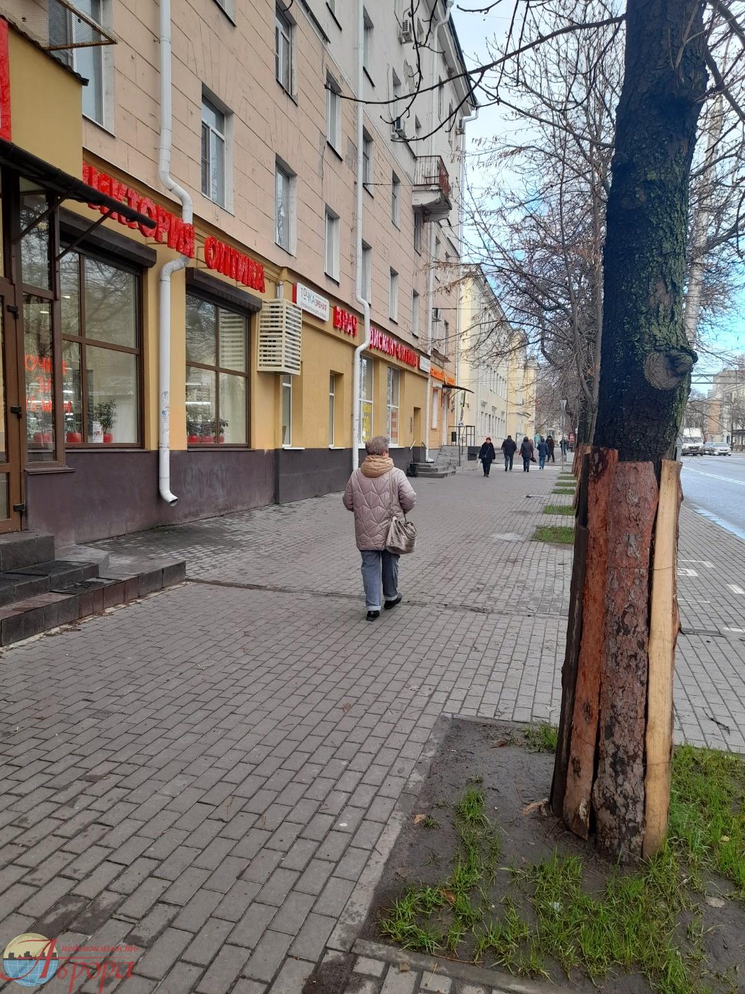 Предлагается в аренду нежилое помещение в центре города в оживленном месте. Рядом остановка транспорта. Большой пешеходный трафик. Подойдет под магазин, офис, пункт выдачи заказов, туристическое бюро, страховую компанию, аптеку. Просмотр по договоренности.