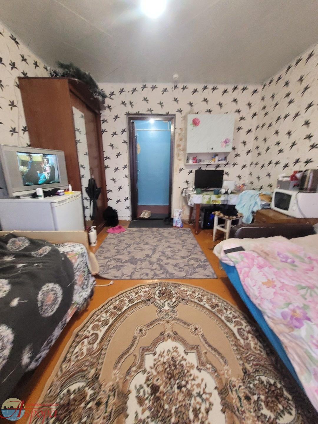 Продаю теплую, уютную комнату в коммунальной квартире. Отказы будут готовы к началу февраля. Соседи дружелюбные. Места общего пользования в рабочем состоянии. Сама комната просторная, светлая, теплая. Сделан косметический ремонт. Пластиковое окошко, чугунная батарея