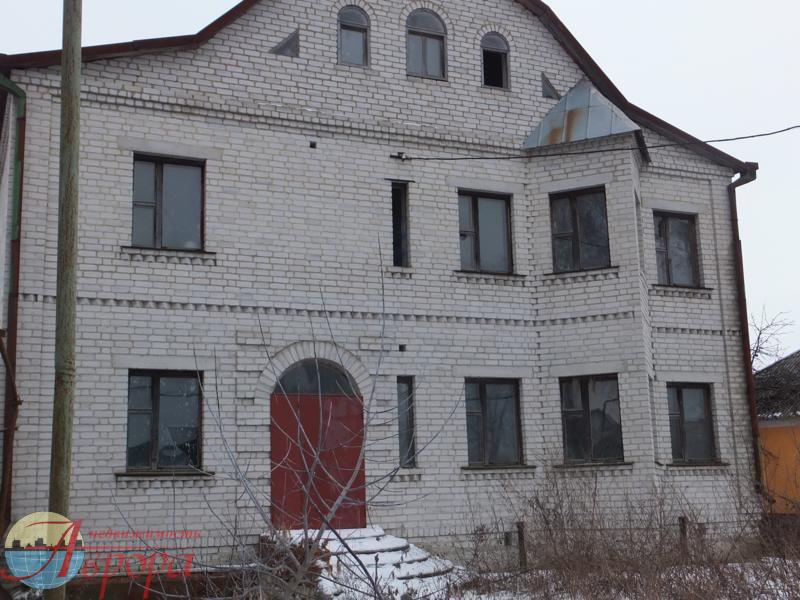 Продаю дом в центре села Девица на участке
15 соток.

Построен в 1993 году.
Размеры дома 12м на 13.25м.
Площадь 400м² без учета цокольного этажа.
Всего 4 уровня: два полноценных этажа с высотой потолков 2.9м, мансардный и цоколЬнЫй с высотой потолков 2.6м.
Требует внимания и вложений!
Межэтажные пер