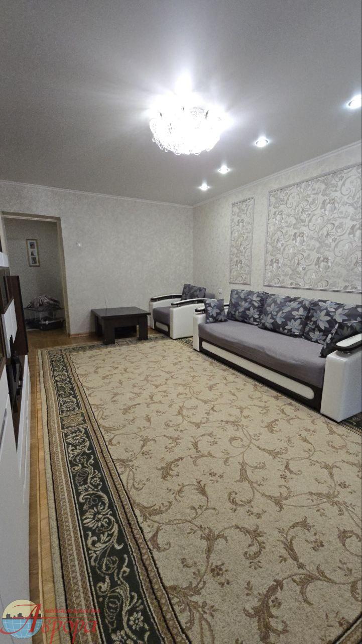 Продаю замечательную светлую и теплую квартиру с современным ремонтом на комфортном втором этаже. Все комнаты изолированные. Дом находится в районе с развитой инфраструктурой: в трех минутах ходьбы остановка транспорта, сбербанк, магазины. Окружает дом чистый тихий двор. 
Обеспечим качественный и бы