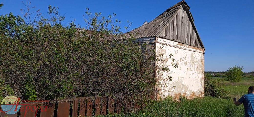 Продаю ветхий дом с земельным участком  в с. Нижняя  Катуховка  Новоусманского района.
От Воронежа 50 км по Тамбовской трассе.  Плодородная земля, подъезд до дома по асфальтированной улице.
В конце огорода река Хава. В селе есть администрация, школа, ДК, медпункт, церковь, магазины, почта.
Быстрый в