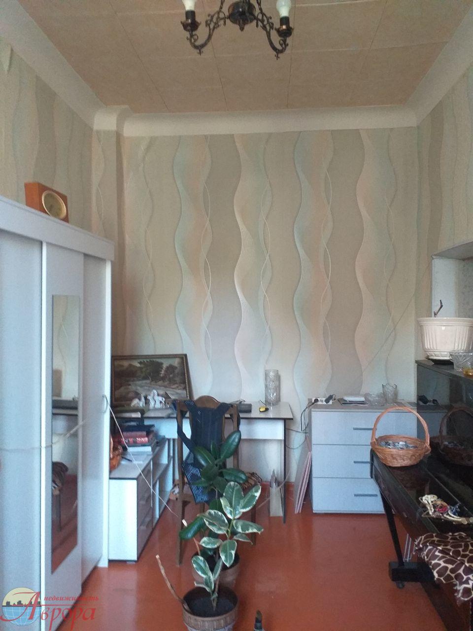 Всем, кто любит жить в центре города и быть в центре всех городских событий!!! Продается 2-комнатная сталинка с видом на Кольцовский сквер. 
Газ.колонка, плита, мойки, унитаз - новые. На балконе - решётка. Перекрытия деревянные. 
Крыша не течёт. Сделан частичный ремонт. 
Звоните! Договоримся о про