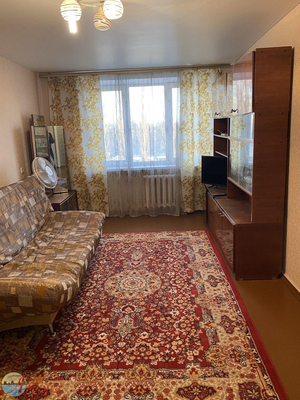 Продаю уютную квартиру с хорошей планировкой. Комнаты изолированные, окна выходят на две стороны, выход застекленный балкон из спальни.
Две маленьких кладовки и одна большая: если объединить, то получится хорошая гардеробная.
Санузел раздельный, выложен плиткой.
В квартире остается мебель и холодиль