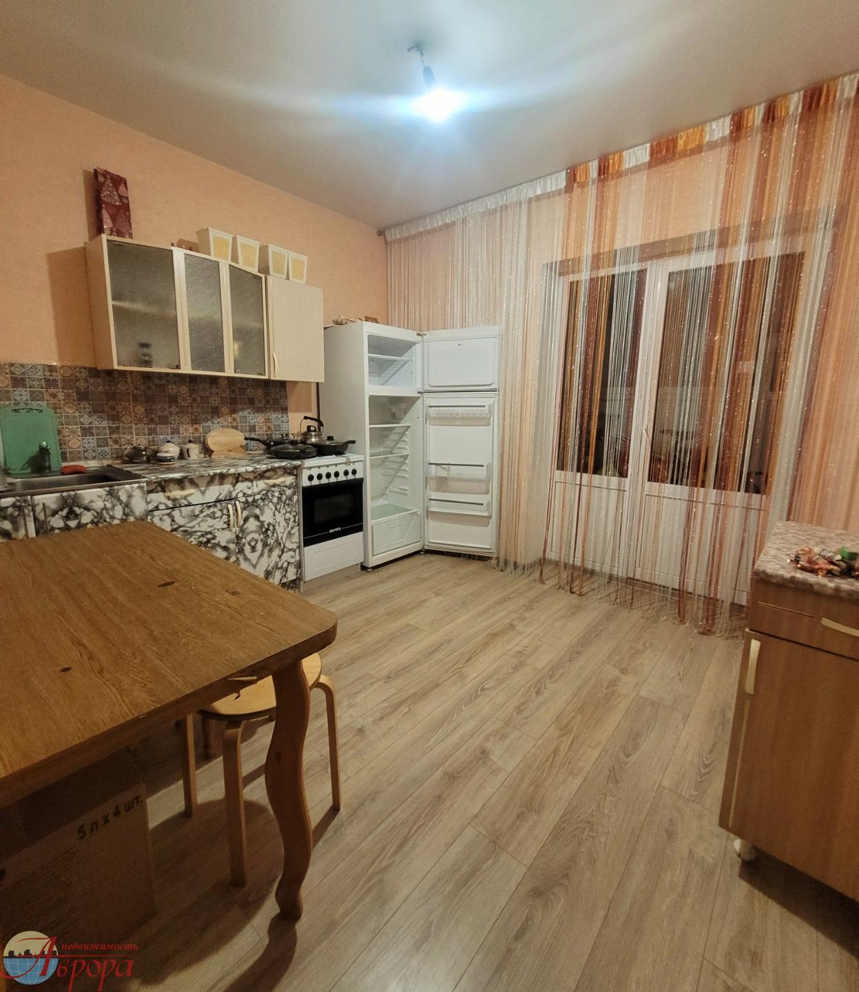 Продаю уютную 1-ую квартиру в новом доме с удобной локацией. В шаговой доступности остановки с маршрута и в любой район города, во дворе детские площадки, гостевая парковка, магазины. В квартире удобная планировка, просторная кухня, ремонт от застройщика, в хорошем состоянии. Просторный холл на четы