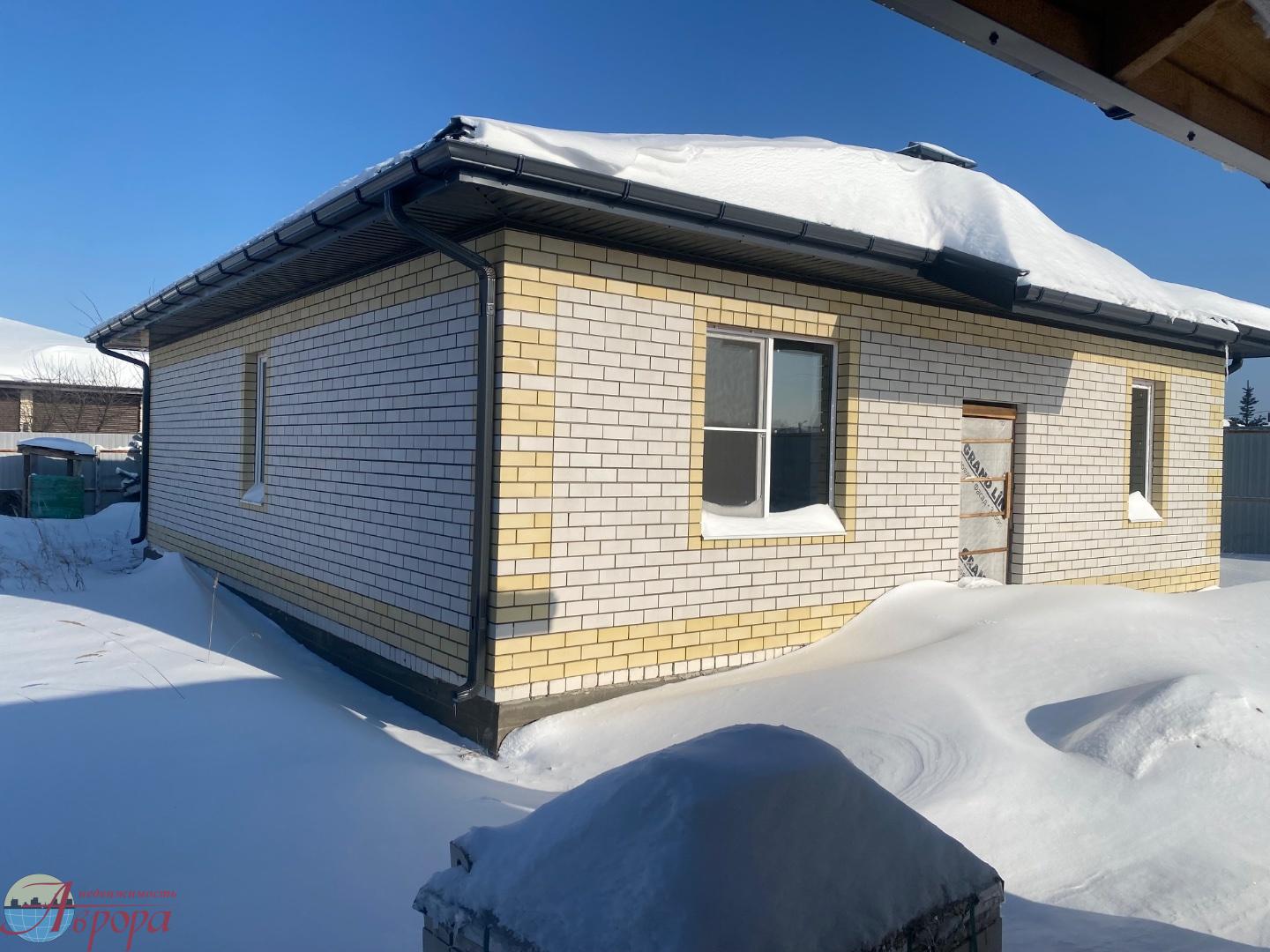 Продается дом в Медовке общей площадью 94 кв.м. на участке 5 соток, в коттеджном поселке 
«Изумрудный». Закрытая территория посёлка, въезд через кпп.
Коммунальные 1500 рублей / месяц (вывоз мусора, расчистка улиц от снега, охрана, освещение). В доме 2  раздельные комнаты(15 и 15,6 кв.м.), кухни-гост