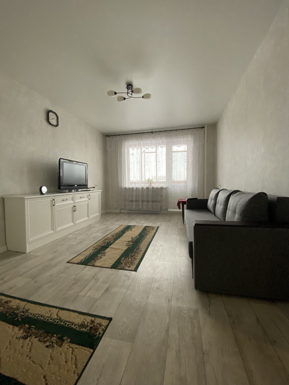 Сдаю уютную, теплую квартиру со всей мебелью и бытовой техникой. 
Удобное месторасположение: рядом Универсам Северный, минирынок, остановки.
Без животных.
На все вопросы ответим по телефону. НЕ используйте сообщения, пожалуйста. У меня нет возможности на них отвечать. ЗВОНИТЕ! 