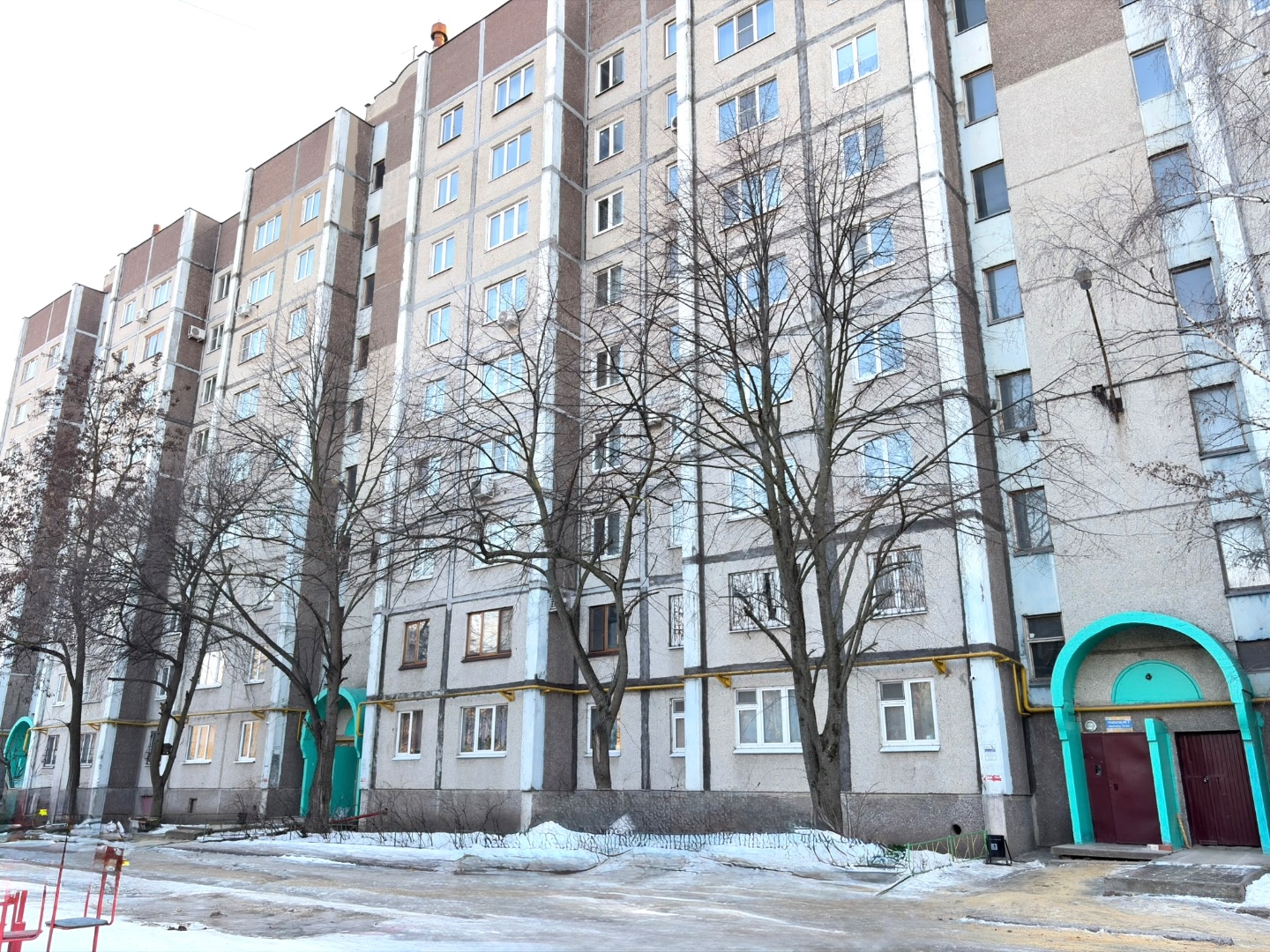 3х комнатная квартира с гардеробной! 
дом 1991 г. п.|редкая планировка|

- все комнаты изолированные, на две стороны.
- комната 19.3 м² и 11.8м² на ул.9 января
- комната 11.6м² с выходом на балкон.
- кухня 8,1м².
- вместительная гардеробная рядом с комнатами
- раздельные сан. уз.
- остается вся мебе