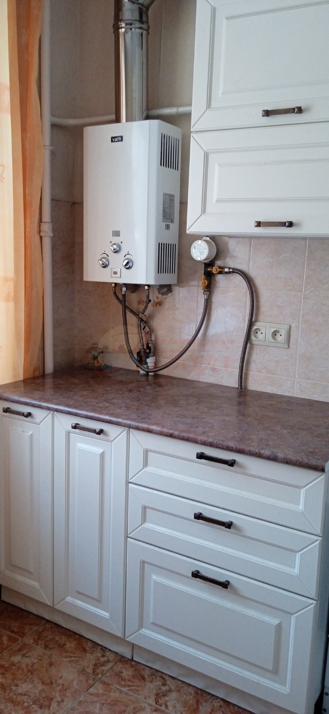 Сдаю 1-комнатную квартиру с мебелью и бытовой техникой (холодильник, стиральная машина, микроволновая печь, кодниционер). Хорошее состояние. Без комиссии агентству.