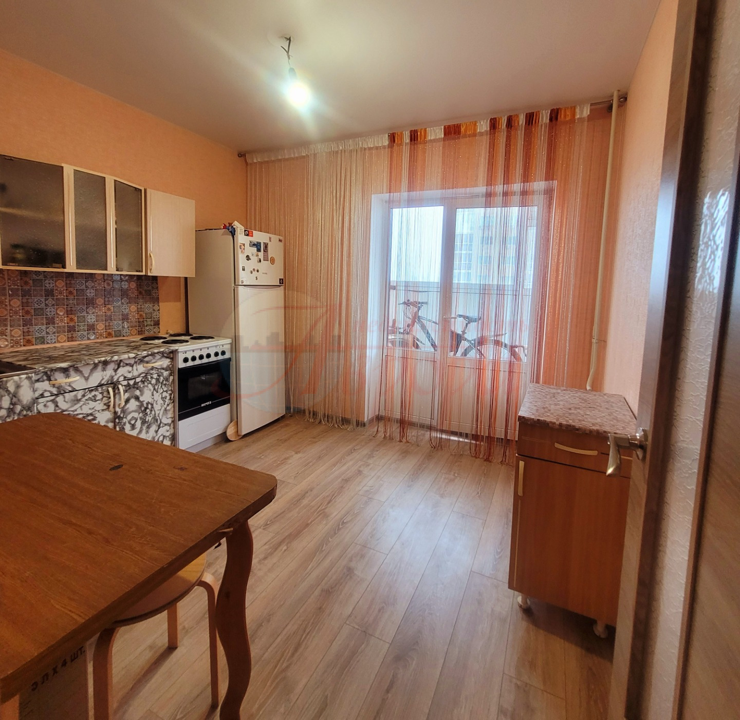 Продаю уютную 1-ую квартиру в новом доме с удобной локацией. В шаговой доступности остановки с маршрута и в любой район города, во дворе детские площадки, гостевая парковка, магазины. В квартире удобная планировка, просторная кухня, ремонт от застройщика, в хорошем состоянии. Просторный холл на четы