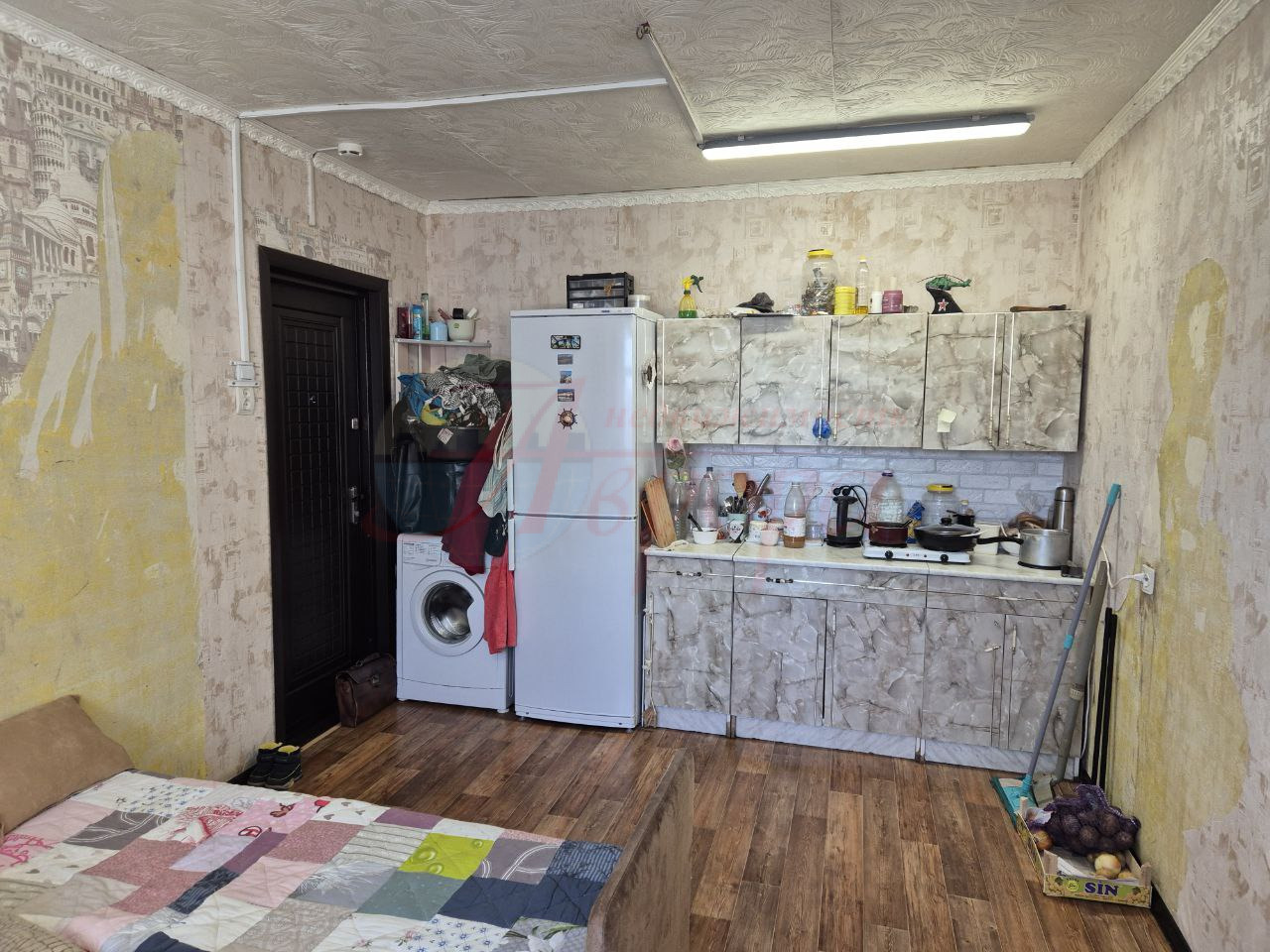 Продаю отличную, светлую, теплую, уютную комнату в общежитии секционного типа в квартире на восемь комнат.
В комнату проведена вода.
Места общего пользования в хорошем состоянии. Соседи благополучные. 
Обеспечим полное юридическое сопровождение и быстрый выход на сделку. Звоните!