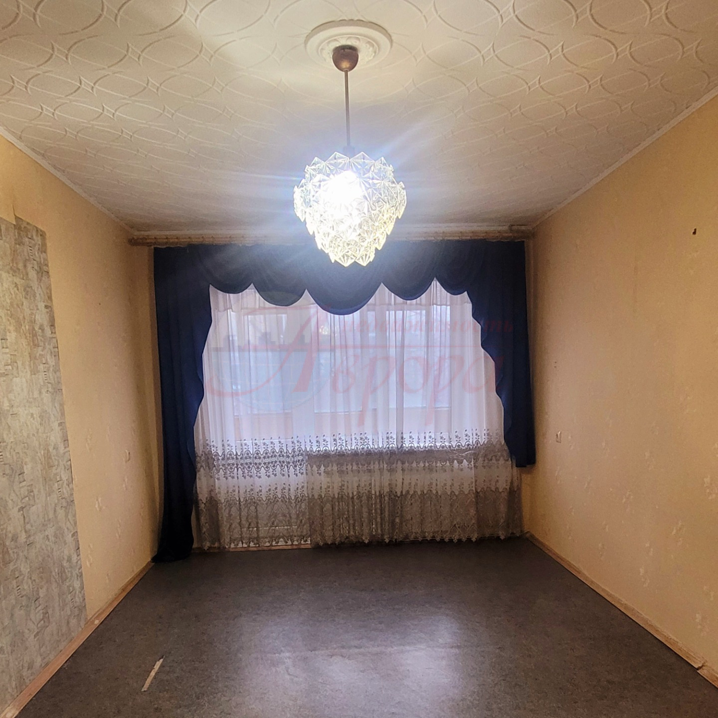 Уютная двухкомнатная брежневка с раздельными комнатами на одну сторону. Удобная планировка  для покупателей, которые не могут позволить купить себе евро однушку в новостройки из за разницы в цене. Остается кухня, гардеробные шкафы, пластиковые окна, балкон застеклен, биметаллические радиаторы, пласт