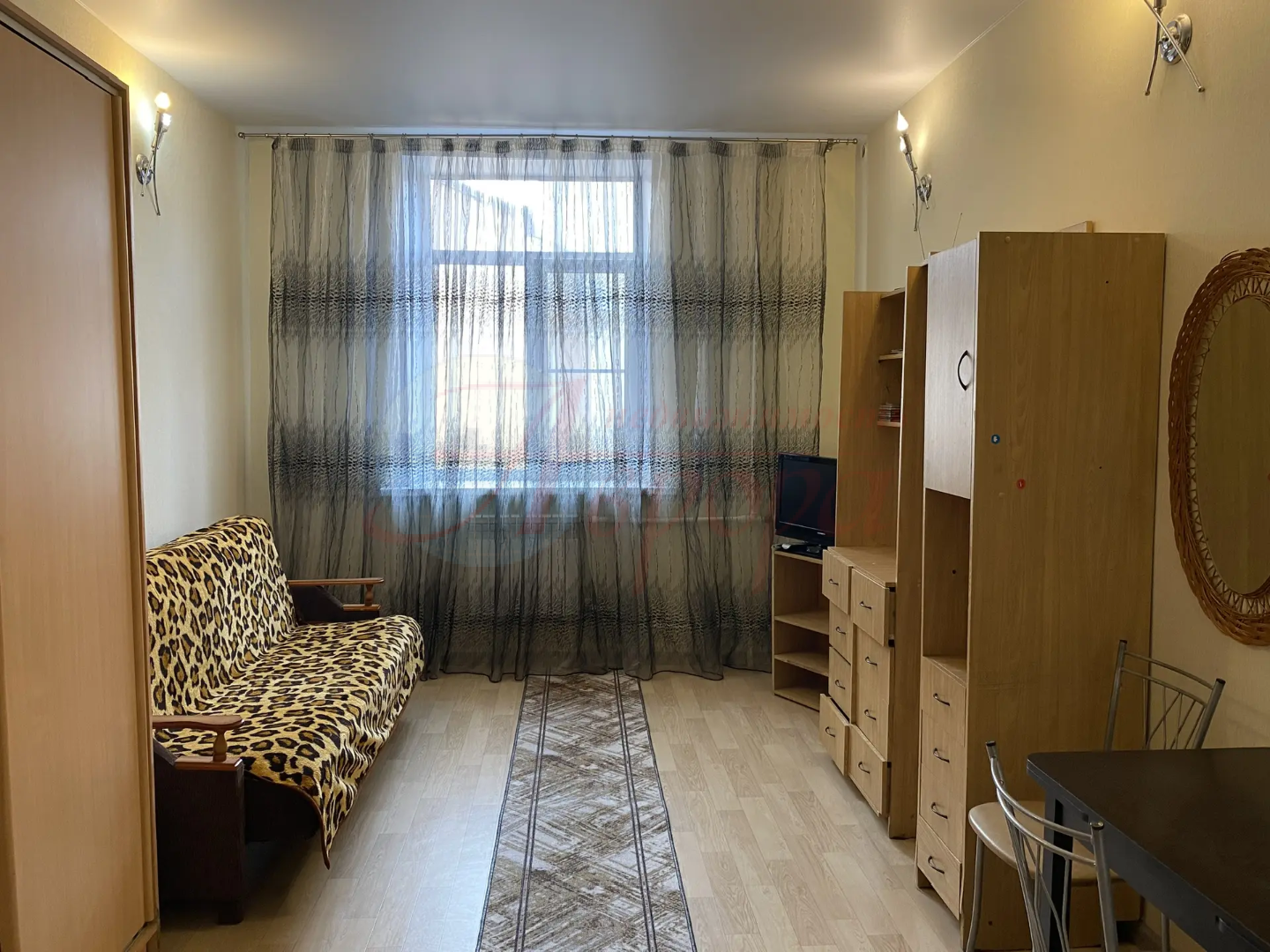 В стоимость входит мебель и бытовая техника: телевизор, холодильник, стиральная машина (подключена).
Места общего пользования в хорошем состоянии. Окно выходит во двор.
Тихий центр. все в шаговой доступности: остановка Комиссаржевкой), магазины, школа. 
Подходит как для проживания, так и для  сдачи 