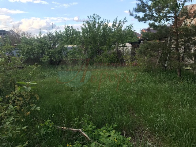 Продаю участок рядом с Троицкой церковью по ул.Тридцатого октября, 46. 
На участке есть ветхий дом и кирпичный гараж с ямой со сквозным проездом. 
Вода централизованная - по улице, Газ по улице, электричество подведено. Канализации нет.   