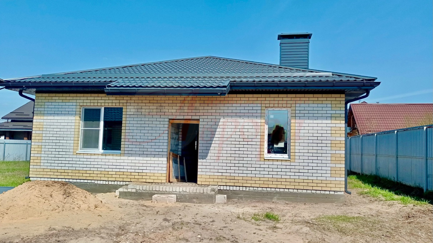 Продается дом в Медовке общей площадью 94 кв.м. на участке 5 соток, в коттеджном поселке 
«Изумрудный». Закрытая территория посёлка, въезд через кпп.
Коммунальные 1500 рублей / месяц (вывоз мусора, расчистка улиц от снега, охрана, освещение). В доме 2  раздельные комнаты(15 и 15,6 кв.м.), кухни-гост