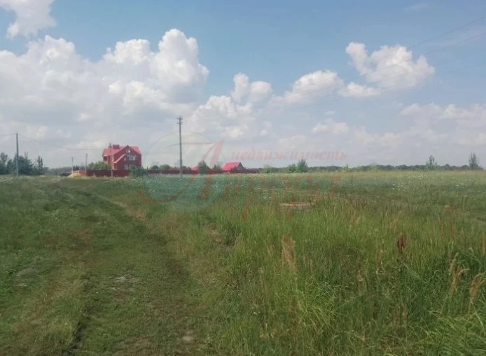 Продаю замечательный ровный земельный участок в центре села Гремячье с хорошим под`ездом и всеми коммуникациями. 
Рядом остановка транспорта