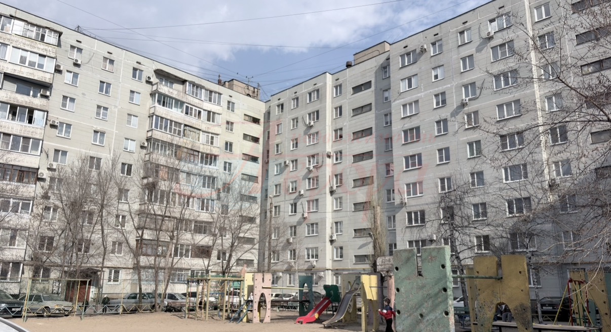 3х квартира 63,1м² рядом с парком Дельфин!!! 
|кладовка| лоджия|не угловая

Удобная планировка, комнаты на две стороны, изолированные.
- комнаты  17,4м² и 10.1м² окна во двор
- комната 11.3м² с выходом на лоджию и видом на ул.Старых Большевиков. 
- просторная кухня 8.7м²
- у входа вместительная клад