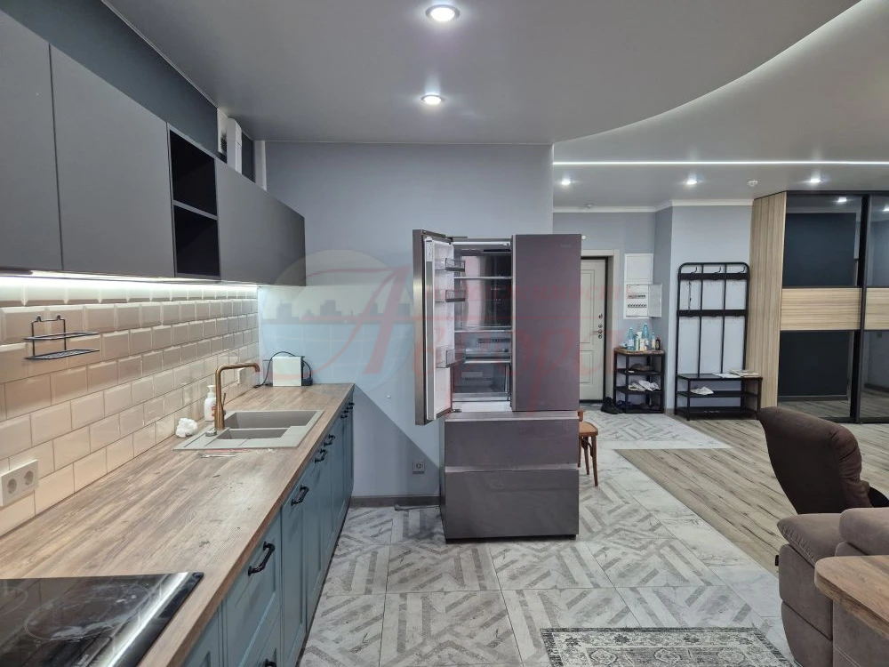 Продаю замечательную светлую квартиру бизнес-класса в современном ЖК Пять звезд. 
Просторная кухня-гостиная обеспечит Вам комфортный отдых, а панорамный вид из окон атмосферу свободы. 
В квартире есть две уютные спальни. 
Квартира полностью меблирована и укомплектована современной бытовой техникой. 