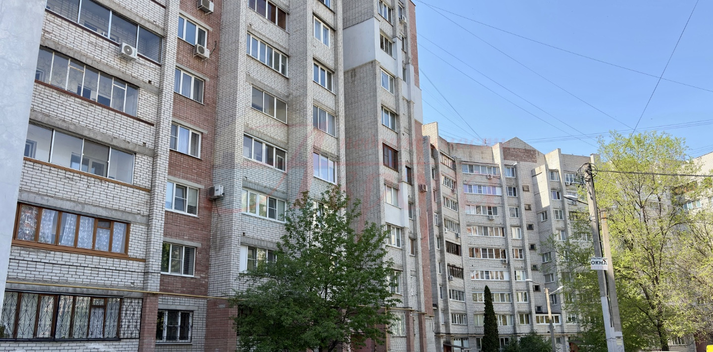 3к квартира в кирпичном доме с толстыми стенами, высокими потолками 2.7м² в самом центре Северного района!
О квартире:
- 3 изолированные комнаты: 16.6 м² с выходом на лоджию, 12м² и 11.7м² с выходом на большой балкон. 
- кухня 8.7м²
- раздельные сан. узел.
Сделан ремонт, после которого никто не жил: