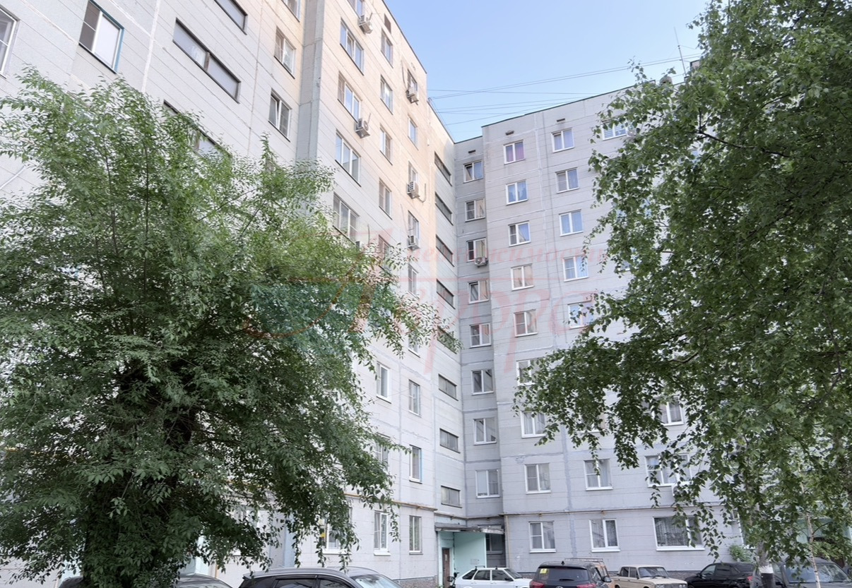 3х квартира 63,1м² рядом с парком Дельфин!!! 
|кладовка| лоджия|не угловая

Удобная планировка, комнаты на две стороны, изолированные.
- комнаты  17,4м² и 10.1м² окна во двор
- комната 11.3м² с выходом на лоджию и видом на ул.Старых Большевиков. 
- просторная кухня 8.7м²
- у входа вместительная клад