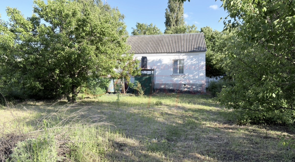Продаю дом 73,4м² на участке 8.5 соток в центре Подгорного.
 
-3 изолированные комнаты: 24.7м², 9.4м² и 9 2м²
- кухня 12м²
- сан. узел в доме
Коммуникации: свет, вода центральные, канализация выгребная яма, двухконтурный котел

Дом кирпичный 1980г.п.
Внутри требует ремонта! 

Участок 8.5 соток,ровны