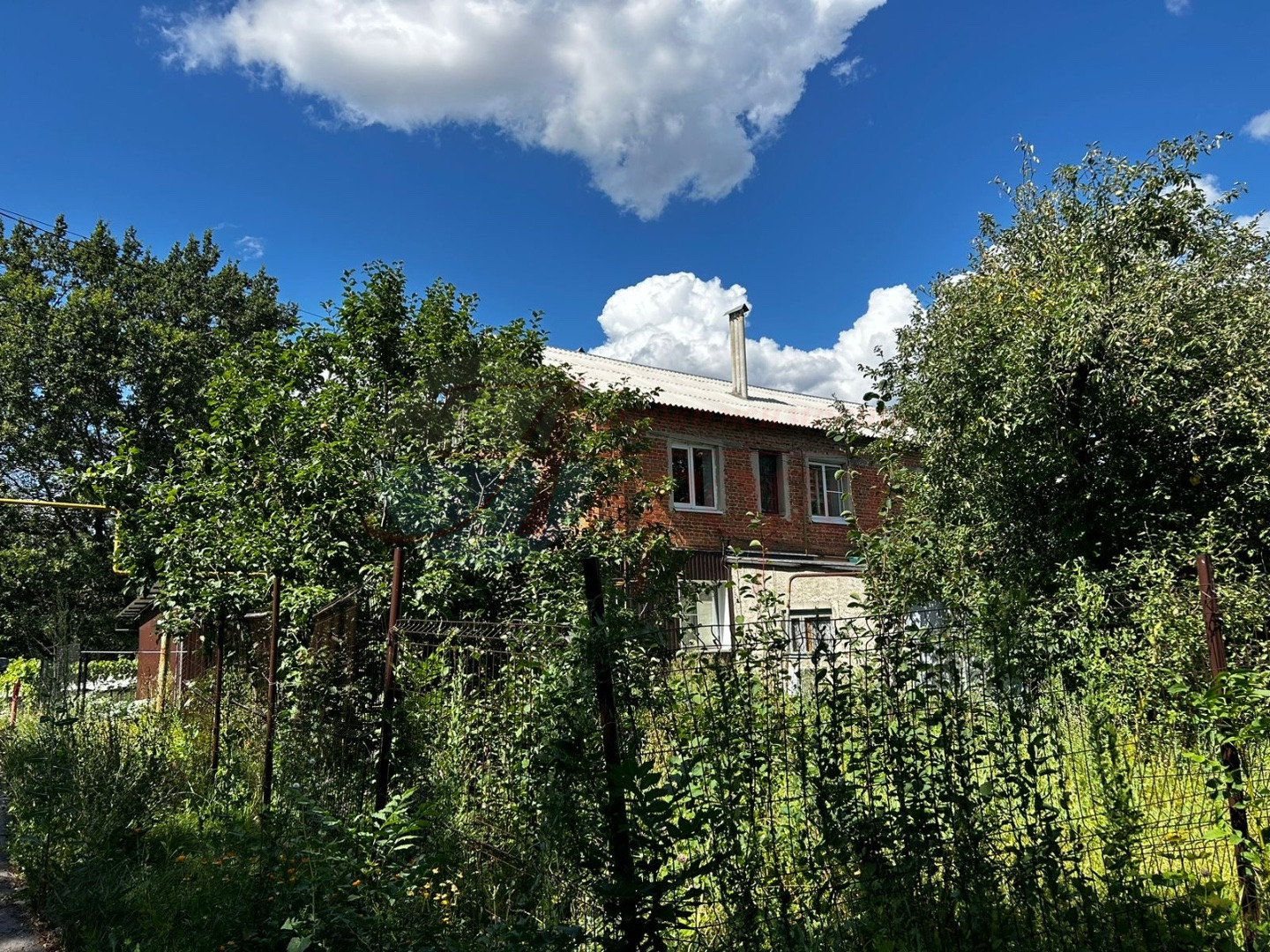 Продаю 2к квартиру 50 м² + участок 4 сотки
 | ИЖС | Газ | Ипотека 

 Квартира (50 м², 2 этажа)
- Комнаты: 15,4 м² и 10,85 м² (окна на разные стороны — свет весь день!)  
- Кухня: 6,8 м²  
- Санузел: 3 м², полностью в кафеле  
- Тёплая прихожая: 8,6 м² — не замёрзнет даже зимой
  ремонт в 2022 году:
