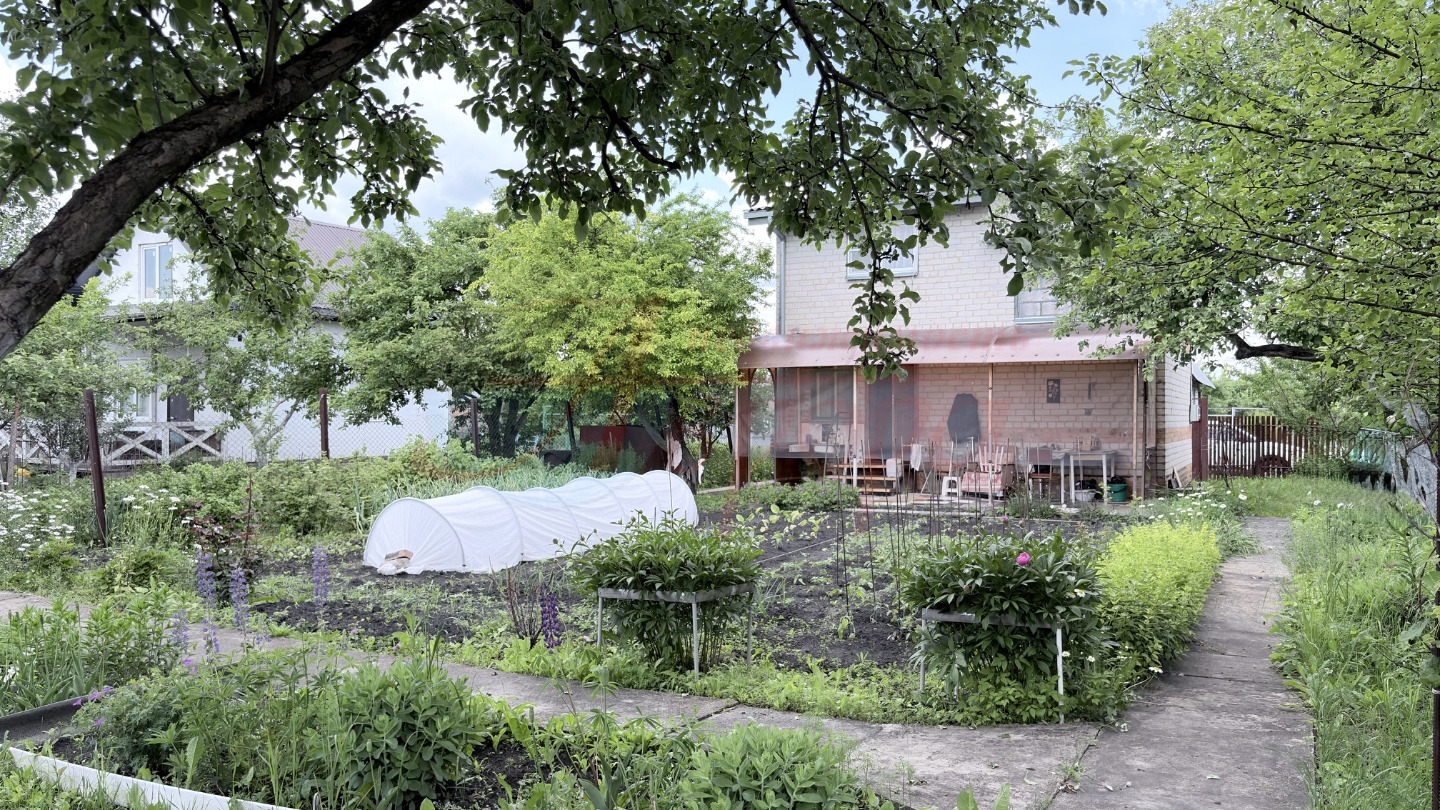Задаток!!!
Продаю капитальную дачу 60м² на участке 5.7сот рядом с Рыканью.
Дом построен на совесть: надежный ленточный фундамент, кирпичные стены, аккуратная отделка вагонкой. 
• 1 этаж: просторная комната и небольшая кухня.
• 2 этаж: жилая комната и мансарда.
Ровный , огороженный участок 5.7 соток,