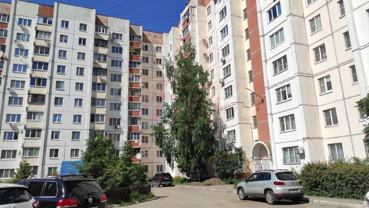 ? Хотите больше пространства, но не готовы менять тишину на шумный жилой комплекс?

Тогда обратите внимание на эту 3-комнатную квартиру на ул. Советской.

Здесь нет ощущения «человейника». Дом расположен в окружении частного сектора и зелени, поэтому даже в городской квартире можно наслаждаться боле