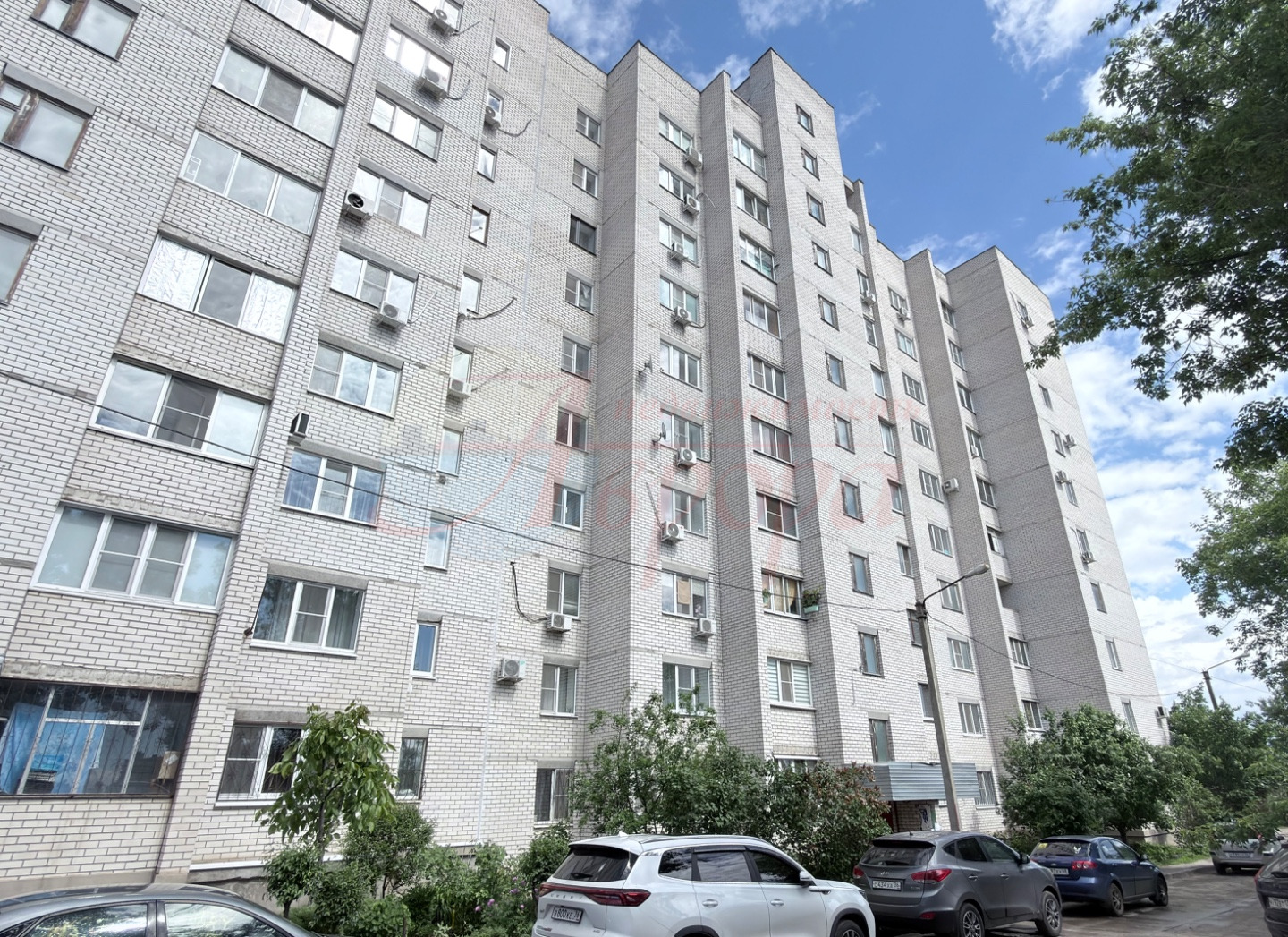 Продаю 1к квартиру в кирпичном доме 2006г.п. до центра города 15 мин. 
- комната 14.5м²
- кухня 8.4м² с выходом на просторную лоджию
 ( застеклена) 
- совмещённый сан. уз
Состояние жилое. 
В квартире остаётся вся мебель и техника: кухонный гарнитур, холодильник, микроволновая печь, стиральная машинк